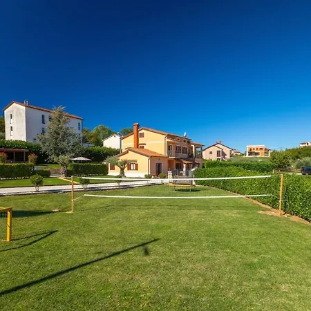 Beautiful Parenzana With Pool In