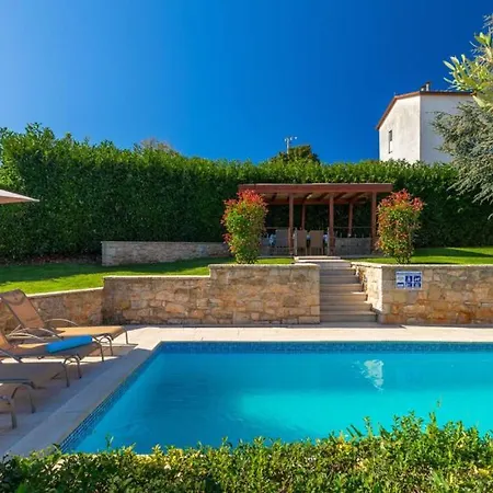 Beautiful Parenzana With Pool In Vižinada