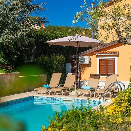 Beautiful Parenzana With Pool In Villa