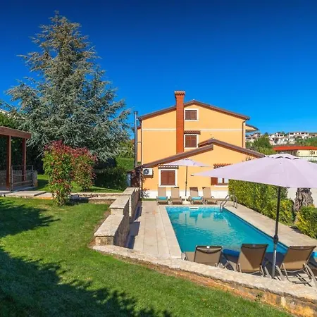 Beautiful Parenzana With Pool In