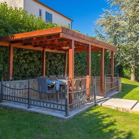 Beautiful Parenzana With Pool In Villa Vizinada