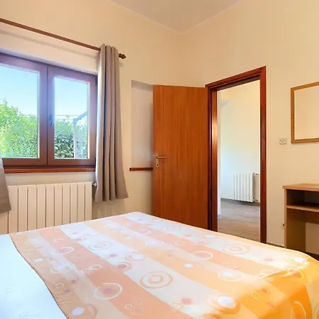 Beautiful Parenzana With Pool In Vila *