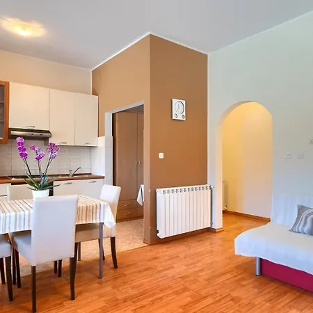 Beautiful Parenzana With Pool In Villa