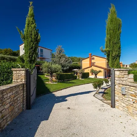 Vila Beautiful Parenzana With Pool In