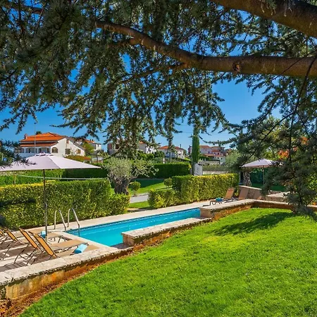 Beautiful Parenzana With Pool In